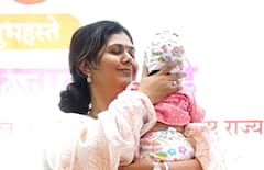 Pankaja Munde: 10 महिन्याच्या रडणाऱ्या चिमुकल्याला कुशीत घेतलं अन् पंकजांनी गोंजारताच बाळ शांत झालं, पंकजा मुंडे अन् गोंडस बाळाचा 'तो' क्षण, PHOTO