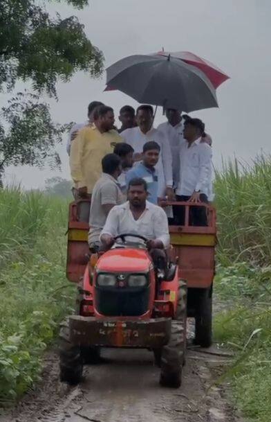 छत्रपती संभाजीनगर जिल्ह्यात पालकमंत्री संजय शिरसाट यांनी आज अतिवृष्टीमुळे नुकसान झालेल्या पिकांची पाहणी केली.