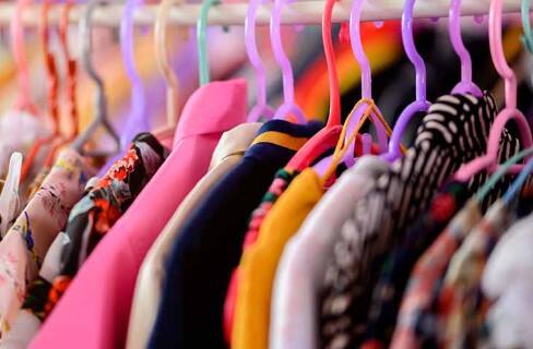 શુક્રવાર દેવી લક્ષ્મી અને શુક્ર ગ્રહ સાથે સંકળાયેલો માનવામાં આવે છે. જ્યોતિષ શાસ્ત્ર અનુસાર અઠવાડિયાના દિવસ અનુસાર કપડાં પહેરવાથી ખુશી અને સૌભાગ્ય મળે છે. તો શુક્રવારે કયા રંગના કપડા પહેરવા જોઈએ તે જાણીએ.