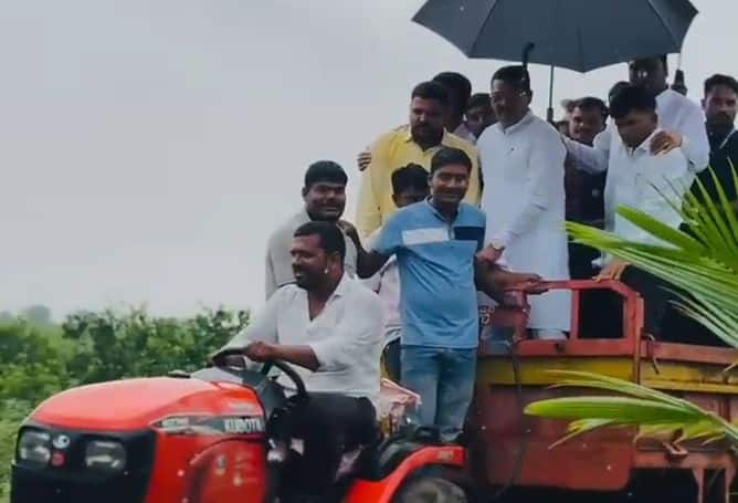 दरम्यान, मुख्यमंत्री देवेंद्र फडणवीस देखील मराठवाड्यात झालेल्या अतिवृष्टीचा आढावा घेणार आहेत. शेतकऱ्यांना मदत करण्यासंदर्भात राज्य सरकार मोठा निर्णय घेण्याच्या तयारीत असल्याचे देखील सांगण्यात येत आहे.