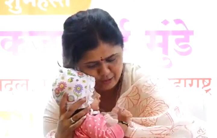 हा देखणा प्रसंग पाहून उपस्थित नागरिक भारावून गेले.