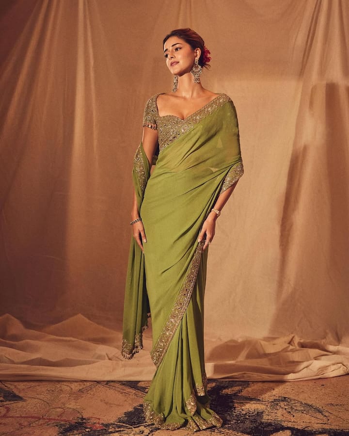 नवरात्रि का दूसरा दिन माँ ब्रह्मचारिणी को डेडिकेटेड होता है और इस दिन का रंग हरा माना जाता है. हरा रंग शांति, समृद्धि और नई ऊर्जा का प्रतीक है. इस खास अवसर पर अनन्या पांडे ने हरे रंग की साड़ी पहनकर सभी का ध्यान खींच लिया. उनकी यह सिंपल लेकिन एलीगेंट साड़ी गोल्डन बॉर्डर से सजी हुई है, जो इसे और भी रॉयल लुक देती है. इसके साथ उन्होंने हेवी झुमके और हल्के कंगन पहने हैं, जो उनके लुक को और ट्रेडिशनल बना रहे हैं.