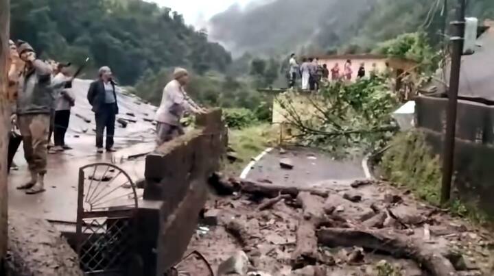 मुख्यमंत्री पुष्कर सिंह धामी ने सोशल मीडिया प्लेटफॉर्म एक्स पर लिखा, जनपद चमोली के नंदानगर घाट क्षेत्र में हुई अतिवृष्टि से आसपास के घरों को क्षति पहुंचने की दुखद सूचना प्राप्त हुई है. स्थानीय प्रशासन, एसडीआरएफ व पुलिस की टीमें तत्काल मौके पर पहुंचकर राहत एवं बचाव कार्य में जुटी हुई हैं.