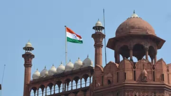 इसकी पहली तीन मंजिलें लाल बलुआ पत्थर से बनी हैं, जबकि ऊपर की दो मंजिलें संगमरमर और बलुआ पत्थर से बनी हैं। इसकी ऊँचाई ही नहीं, बल्कि इसकी नक्काशी भी इसे अनोखा बनाती है।