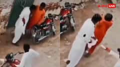 बड़े ईमानदार चोर हैं... रोने लगा शख्स तो पिघल गया चोरों का कलेजा, वापस कर दिया सामान; देखें वीडियो