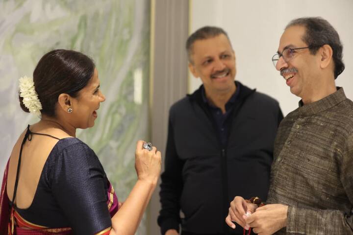 सांताक्रुज येथे ठाकरे कुटुंबाने सहकुटुंब बहूचर्चित दशावतार सिनेमा सांताक्रुज येथील सिनेमागृहात उपस्थिती लावली