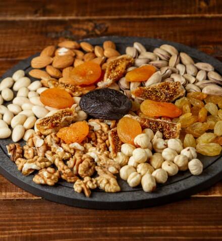 ਡ੍ਰਾਈ ਫਰੂਟਸ ਖਾਣ ਨਾਲ ਸਰੀਰ ਸਿਹਤਮੰਦ ਰਹਿੰਦਾ ਹੈ ਅਤੇ ਅੱਖਾਂ ਦੀ ਰੌਸ਼ਨੀ ਵਧਦੀ ਹੈ। ਰੋਜ਼ਾਨਾ 4-5 ਬਦਾਮ ਪਾਣੀ ਵਿਚ ਭਿੱਜ ਕੇ ਸਵੇਰੇ ਖਾਓ ਅਤੇ ਭਿੱਜੀ ਕਿਸ਼ਮਿਸ਼ ਤੇ ਅੰਜੀਰ ਖਾਲੀ ਪੇਟ ਖਾਣ ਨਾਲ ਅੱਖਾਂ ਦੀ ਤੰਦਰੁਸਤੀ ਤੇ ਰੌਸ਼ਨੀ ਤੇਜ਼ ਹੁੰਦੀ ਹੈ।