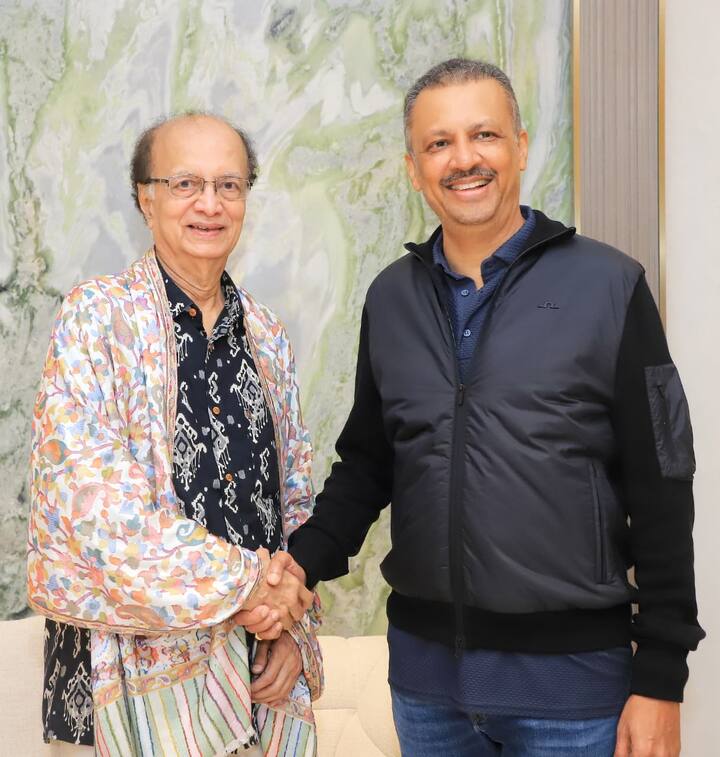 शिवसेना ठाकरे गटाचे आमदार मिलिंद नार्वेकर देखील यावेळी उपस्थित होते.