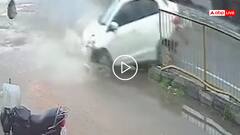 Video: एयरबैग्स ने बचा लिया! फिल्मी स्टाइल में डिवाइडर से जा टकराई बेकाबू कार, तेलंगाना का वीडियो वायरल