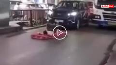 Video: कौनसा माल फूंका है! बीच सड़क गद्दा डाल लेट गया शख्स, लगा जाम, बैंगलुरू का वीडियो वायरल