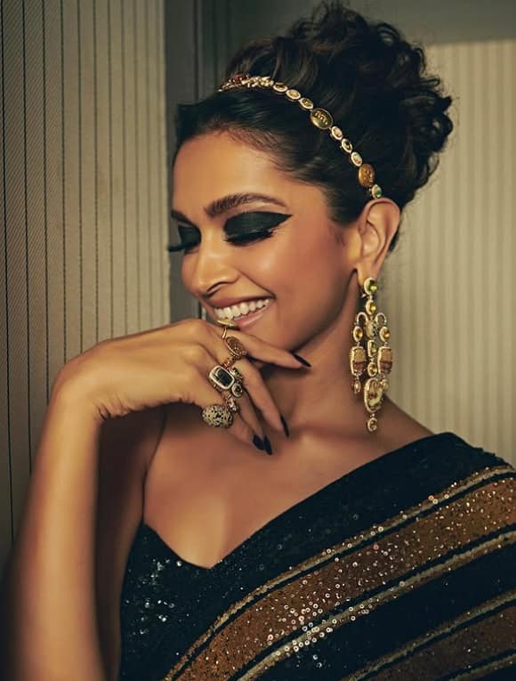 Vanatak इस फोटो में में में kasauk r औ rayrी ी r बेहद बेहद बेहद r बेहद बेहद r बेहद बेहद बेहद बेहद बेहद बेहद बेहद बेहद में में बेहद बड़े झुमके झुमके, rana ther औrada बोल बोल मेकअप उनकी उनकी उनकी उनकी उनकी उनकी उनकी उनकी उनकी उनकी उनकी उनकी उनकी उनकी उनकी उनकी उनकी