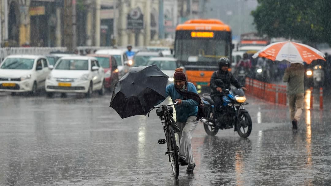 UP Weather Today: यूपी में बारिश से मौसम हुआ सुहाना, आज भी 60 जिलों में बारिश, तेज हवाएं और वज्रपात की चेतावनी UP Weather 7 October IMD Predicts Thunderstorm and Rain in Uttar Pradesh Many Districts UP Weather Today: यूपी में बारिश से मौसम हुआ सुहाना, आज भी 60 जिलों में बारिश, तेज हवाएं और वज्रपात की चेतावनी