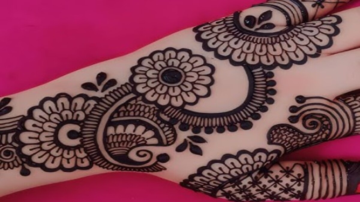 Mehndi Designs for Karwa Chauth: इस करवाचौथ पिया को इन 5 मेहंदी डिजाइन्स से करें खुश, हाथों की भी बढ़ेगी शोभा