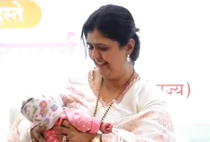 पंकजा मुंडे यांचा बाळावरील लळा आणि मायेचा आविष्कार पाहून सर्वांनी कौतुकाचा वर्षाव केला.