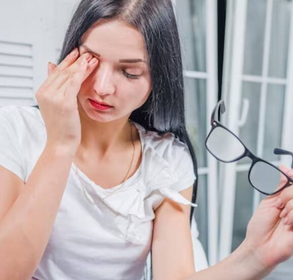 ਅੰਡੇ ਦੇ ਸਫੈਦ ਪੋਰਸ਼ਨ ਖਾਣ ਨਾਲ ਅੱਖਾਂ ਸਿਹਤਮੰਦ ਰਹਿੰਦੀਆਂ ਹਨ। ਇਸ ਵਿੱਚ ਪ੍ਰੋਟੀਨ, ਵਿਟਾਮਿਨ-ਏ, ਲੂਟੀਨ, ਜ਼ੈਕਸੈਂਥਿਨ, ਜ਼ਿੰਕ ਅਤੇ ਐਂਟੀ-ਆਕਸੀਡੈਂਟ ਹੁੰਦੇ ਹਨ, ਜੋ ਰੌਸ਼ਨੀ ਵਧਾਉਣ ਵਿੱਚ ਮਦਦ ਕਰਦੇ ਹਨ। ਇਸਨੂੰ ਖਾਣ ਨਾਲ ਅੱਖਾਂ ਦੀਆਂ ਸਮੱਸਿਆਵਾਂ ਘਟਦੀਆਂ ਹਨ।