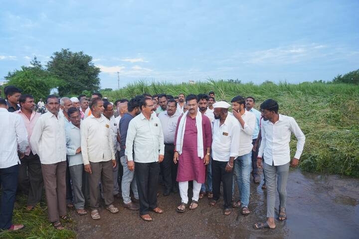 सीना नदीकाठच्या शेतकऱ्यांना पुराच्या पाण्याचा मोठा फटका बसला आहे. या नुकसानीचा पाहणी दौरा माढा विधानसभा मतदारसंघाचे आमदार अभिजीत आबा पाटील यांनी केला.