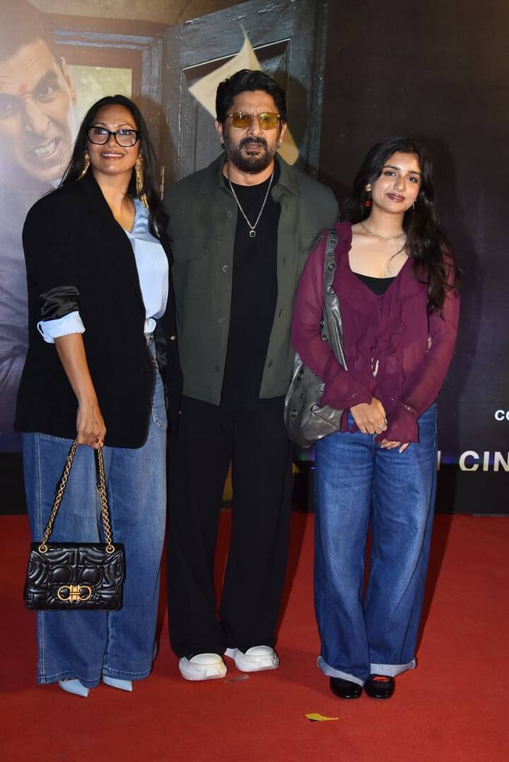 अरशद अपनी फिल्म देखने के लिए अपनी वाइफ और लाडली बेटी के साथ पहुंचे थे. तीनों की बॉन्डिंग कमाल लग रही थी.