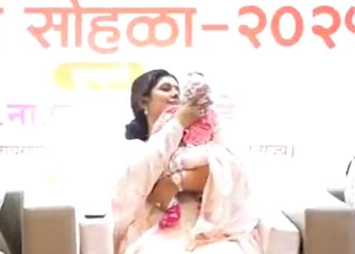 तब्बल चार मिनिटे पंकजा मुंडे आणि ते बाळ एकमेकांत रमले होते.