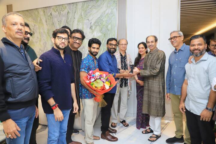 उद्धव ठाकरे यांच्यासह रश्मी ठाकरे युवासेनाप्रमुख आदित्य ठाकरे हे देखील उपस्थित होते