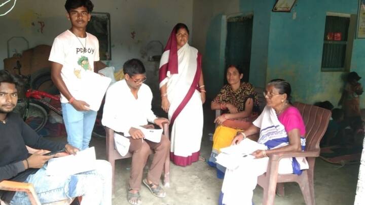 दिल्ली में 1.55 करोड़ से ज्यादा रजिस्टर्ड मतदाता दर्ज हैं. जिनमें पुरुष, महिला और ट्रांसजेंडर सभी श्रेणियां शामिल हैं. SIR की प्रोससे शुरू होते ही कैंप, डोर-टू-डोर चेक और रिकॉर्ड मैचिंग तेज होगी. जिससे नाम जोड़ना, सुधारना और गलत एंट्री हटाना तेजी से होगा.