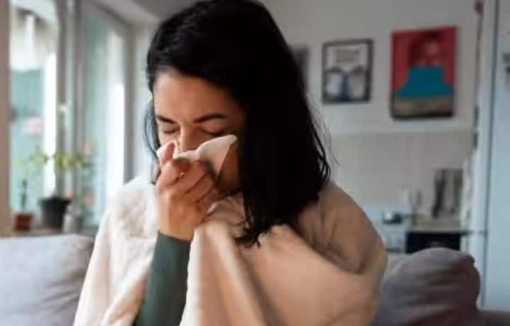 लगातार बुखार: वायरल फ्लू का पहला और सबसे आम लक्षण बार-बार बुखार आना है। अगर आपके शरीर का तापमान लगातार बढ़ रहा है, तो यह न समझें कि यह कोई सामान्य वायरल संक्रमण है और डॉक्टर से सलाह लें।