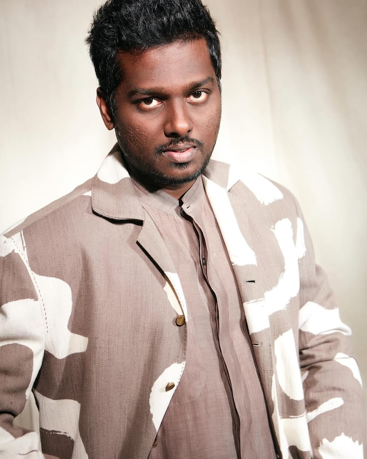 आपको बता दें, इस फिल्म को एटली 600 करोड़ के बजट से बना रहे हैं. लेकिन रिलीज के पहले ही फिल्म ने अपने बजट का आधा आंकड़ा वसूल कर लिया है.