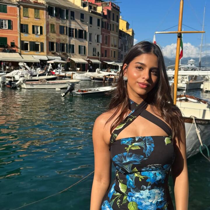 In this look, Suhana is wearing a black -base floral print dress, on which the design of blue and green color flowers. The Chris-Cross Halter Neck of the dress is giving it a trendy touch. Open hair, nude makeup and shiny earrings are making this look even more elegant and gorgeous.