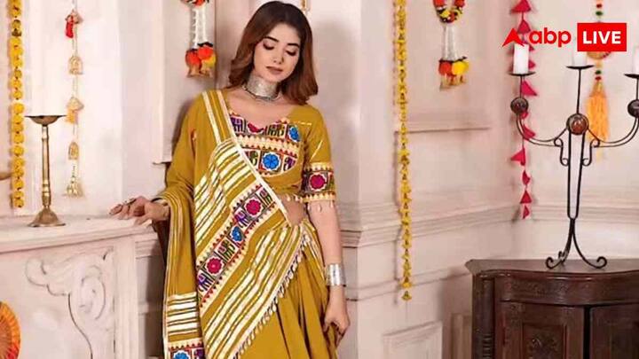 अगर आपके पास बांधनी या कोई रंग-बिरंगी साड़ी रखी है तो उसे किसी अच्छे टेलर से लहंगे में बदलवा लें. उसमें मिरर वर्क या गोटा-पट्टी का थोड़ा काम करवा दें. इससे आपका डांडिया-गरबा नाइट का परफेक्ट लुक तैयार हो जाएगा . यह तरीका उन लोगों के लिए है जो पुराने कपड़ों को दोबारा पहनकर भी नया लुक पाना चाहते हैं.