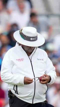 क्रिकेट मॅचमध्ये अम्पायर आपल्याजवळ कात्री का ठेवतात?