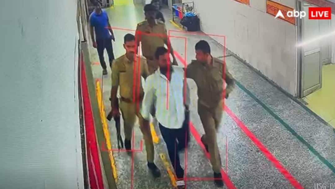 रंगदार यूपी पुलिस! SSP की मां बीमार, तो अस्पताल से डॉक्टर को उठा लिया, फिर जमकर हंगामा UP Etawah Police Forcefully Take Doctor from Hospital Staff Closed OPD CMO Order to Reopen ann रंगदार यूपी पुलिस! SSP की मां बीमार, तो अस्पताल से डॉक्टर को उठा लिया, फिर जमकर हंगामा