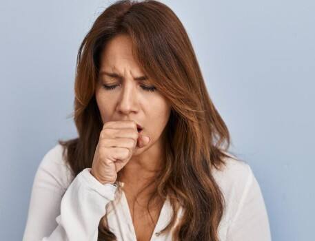 लगातार खांसी और बलगम: अगर खांसी कई दिनों तक ठीक न हो और इसके साथ बलगम भी हो तो यह सामान्य सर्दी-जुकाम नहीं बल्कि वायरल फ्लू हो सकता है. खासकर रात में खांसी बढ़ना इस संक्रमण की निशानी है.