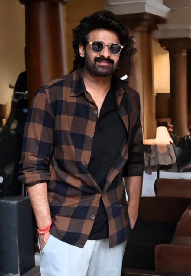 In the report of the Omax Media, once again Bahubali fame South Superstar i.e. Prabhas has made it to number one. Talking about Prabhas's workfront, Prabhas is going to return to theaters with the film 'The Raja Saab'.