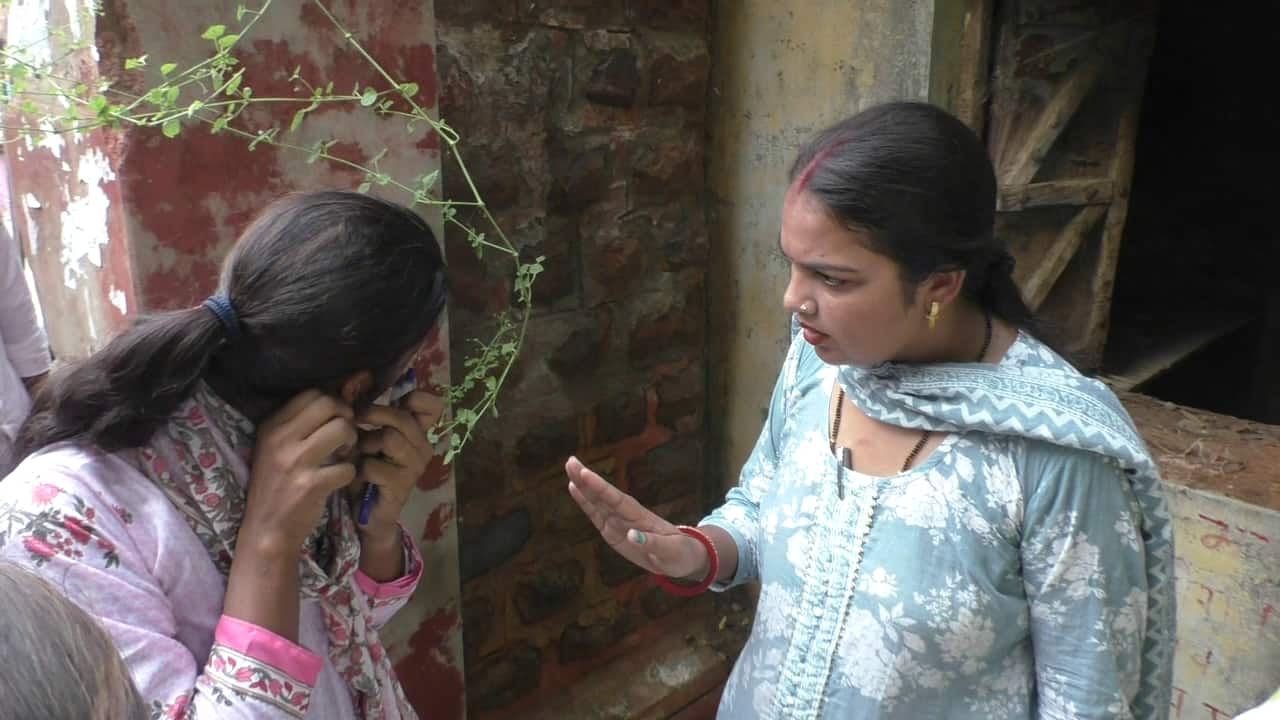 भरतपुर: फोर्थ ग्रेड की परीक्षा में कड़ाई से जांच, शर्ट की बाजू काटी, महिलाओं की चेन उतरवाई