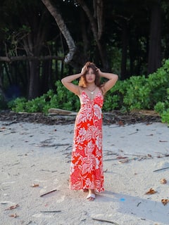 समंदर किनारे सुरभि चंदना ने डीप नेक ड्रेस में दिखाया जलवा, टीवी की 'नागिन' के हुस्न पर फिदा हुए फैंस