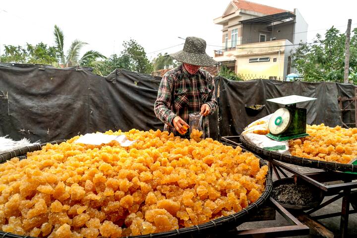 नवरात्रीचा सातवा दिवस देवी कालरात्रीला समर्पित आहे. देवीच्या या रूपाला गूळ किंवा गुळापासून बनवलेली मिठाई अर्पण करावी. यामुळे जीवनातील सर्व काही शुभ होते.