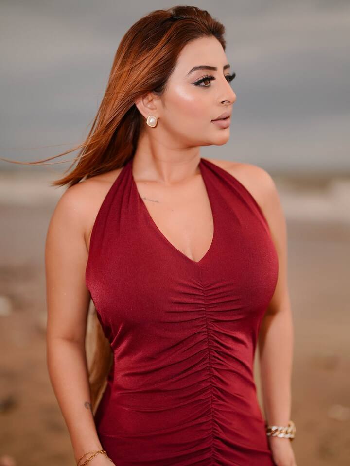 અભિનેત્રીનું કર્વી ફિગર અને હોટનેસ કોઈને પણ દિવાના બનાવી શકે છે. તેની તસવીરો સોશિયલ મીડિયા પર ધૂમ મચાવી રહી છે. આ ઉપરાંત, ચાહકો તેમની તસવીરો કે વીડિયોને ઘણો પ્રેમ આપે છે.