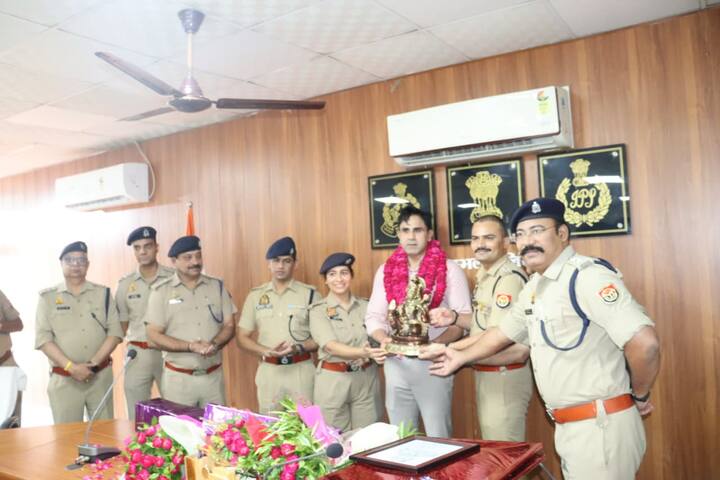 इस बारे में लोगों ने बताया कि वे अनुज चौधरी को एक राजा की तरह विदा करना चाहते थे, लेकिन उनका बड़प्पन था कि उन्होंने बग्गी पर बैठने से इंकार कर दिया.