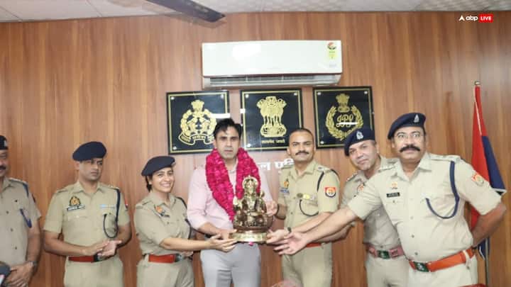 Anuj Chaudhary News: संभल में एएसपी रहे अनुज चौधरी की विदाई को भव्य बनाने के लिए स्थानीय लोगों ने उन्हें दो खास तोहफे देने का मन बनाया था. हालांकि अनुज चौधरी ने इससे इनकार कर दिया.