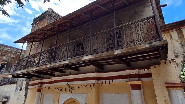 আর কয়েকটা দিন পেরোলেই পুজো। আকাশে পেঁজা তুলোর মতো মেঘ ভেসে ভেসে খবর দিয়ে যাচ্ছে আগমনীর। মাতৃ প্রতিমা বলতেই আপামর বাঙালির মনে আসে, দশভূজা দেবীর প্রতিমা। কিন্তু পশ্চিমবঙ্গের অনেক জায়গাতেই রয়েছে এমন সব মূর্তি আর তাকে জড়ানো সব ইতিহাস, যার কথা জানেন না অনেকেই।