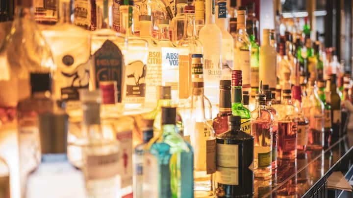 यह लिमिट व्यक्तिगत उपभोग के लिए है और इससे अधिक रखने के लिए आबकारी विभाग से L-50 लाइसेंस लेना अनिवार्य है.