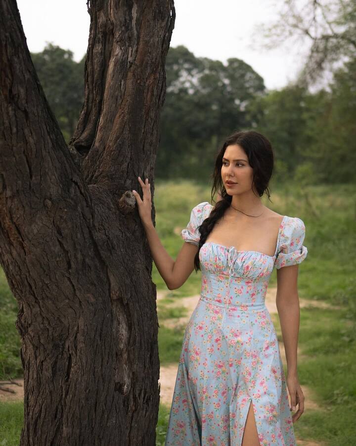 Sonam is wearing light blue floral dress in this look, which has puffed sleeves and front slit design. The peak and minimal makeup on the side are giving natural and fresh vibe to their look. This outfit is giving them a very cute look.