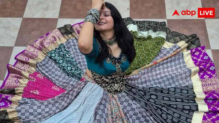 गरबा और डांडिया नाइट में आउटफिट के साथ सबसे जरूरी चीज कंर्फटेबल फुटवियर होती है. ऐसे इस बार आप कोल्हापुरी चप्पल, जूतियां या फ्लैट्स पहन सकती हैं. हाई हील्स से बचें ताकि आप आसानी से डांस कर सकें.