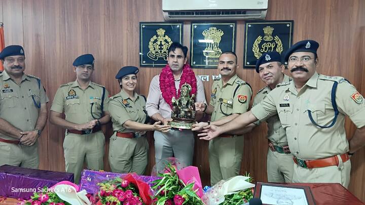 अनुज चौधरी की लोकप्रियता का अंदाजा इस बात से लगाया जा सकता है कि उनके चाहने वाले और पुलिसकर्मी उनकी विदाई को एक यादगार पल बनाना चाहते थे.