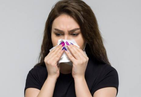 नाक बहना और जकड़न: वायरल फ्लू में अक्सर नाक बंद होना, बहना या जकड़न जैसी समस्या होती है. सांस लेने में दिक्कत और नाक से पानी गिरना भी इसकी पहचान है.