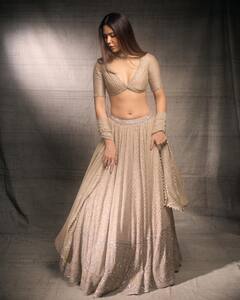 सोनम बाजवा की 10 खूबसूरत तस्वीरें, दिलकश अदाओं से दिलों पर छुरियां चलाती हैं एक्ट्रेस