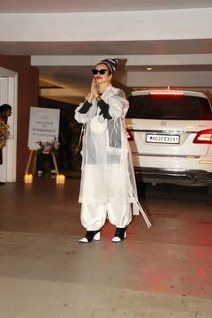 शबाना आजमी की बर्थडे पार्टी में दिखा रेखा का कूल अवतार, वेस्टर्न लुक के साथ मांग में सिंदूर ने खींचा सबका ध्यान