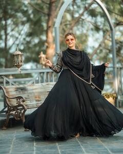 टीवी की 'क्वीन' है ये एक्ट्रेस, सोशल मीडिया पर चलता है राज, ब्लैक ड्रेस पहन लगीं हुस्न परी