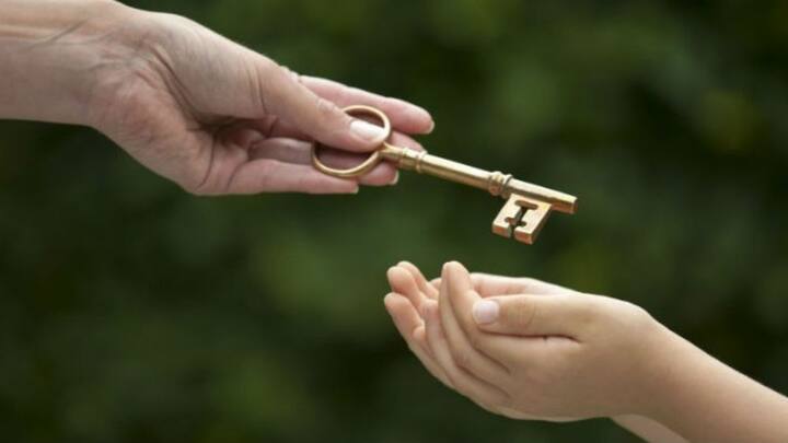 अगर पिता की एक से ज्यादा पत्नियां रही हों तो हर पत्नी को लीगल इनहेरिटेंस का अधिकार मिलता है. मतलब कि बंटवारे के टाइम सबकी हिस्सेदारी गिनी जाती है और बराबरी से उन्हें हक दिया जाता है. यह प्रोसेस उसकी गारंटी है कि किसी के साथ अन्याय न हो.