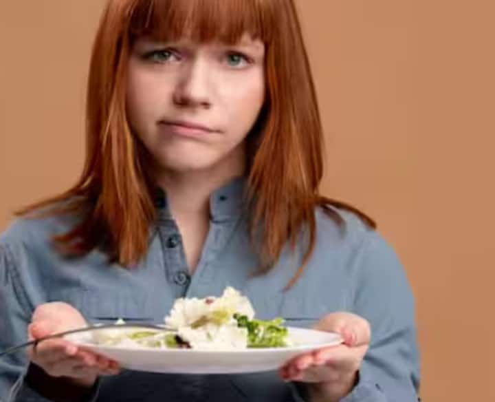 भूख न लगना: इन्फ्लूएंजा के दौरान पाचन तंत्र भी प्रभावित हो सकता है। मरीजों को भूख न लगने और पेट में तकलीफ बढ़ने का अनुभव होता है। इस स्थिति में संतुलित आहार और पर्याप्त पानी पीना ज़रूरी है।