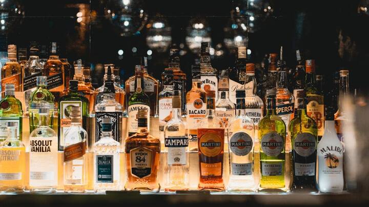 अगर कोई घर पर पार्टी करता है तो भी यही सीमा लागू होती है. हालांकि अगर पार्टी में 9 लीटर शराब और 18 लीटर बीयर-वाइन से ज्यादा स्टॉक रखना हो तो टेंपरेरी पार्टी लाइसेंस P-10 या P-13 लेना पड़ता है.